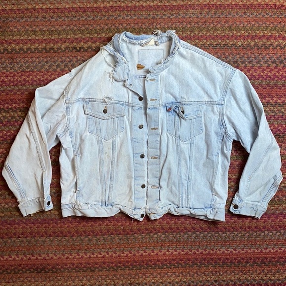 VINTAGE LEVIS DISTRESSED LIGHT WASH TRUCKER JACKET - Picture 1 of 7